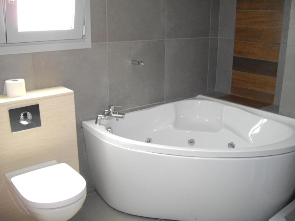 Koupelna v ubytování Crystal Hotel