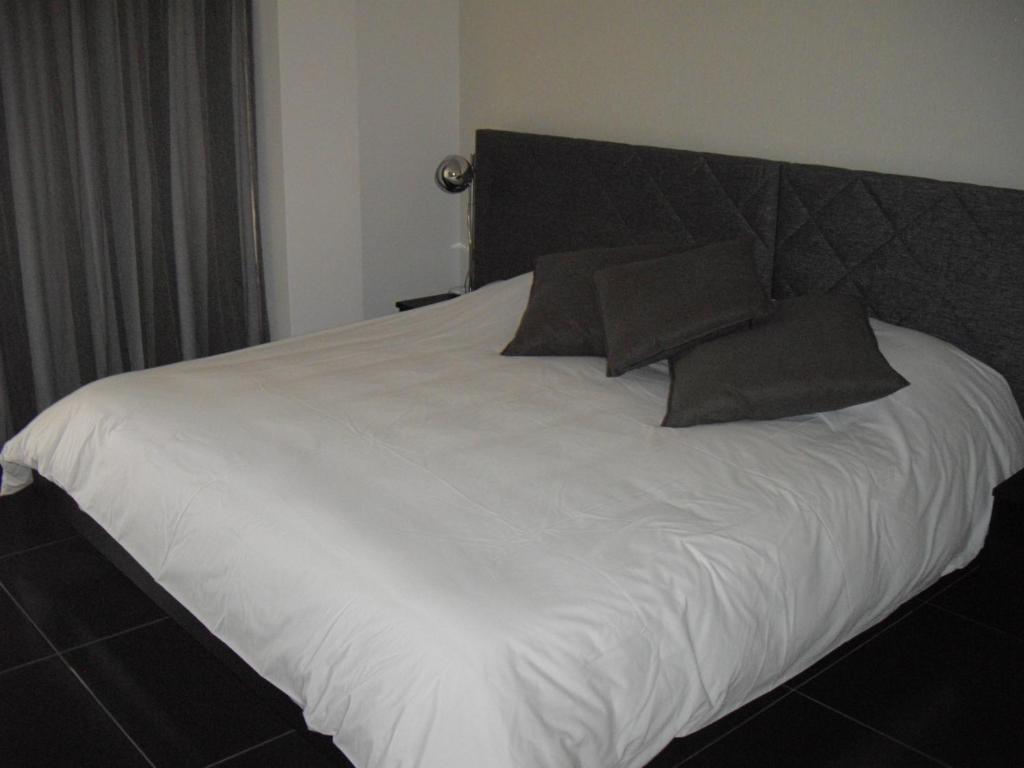 Postel nebo postele na pokoji v ubytování Crystal Hotel