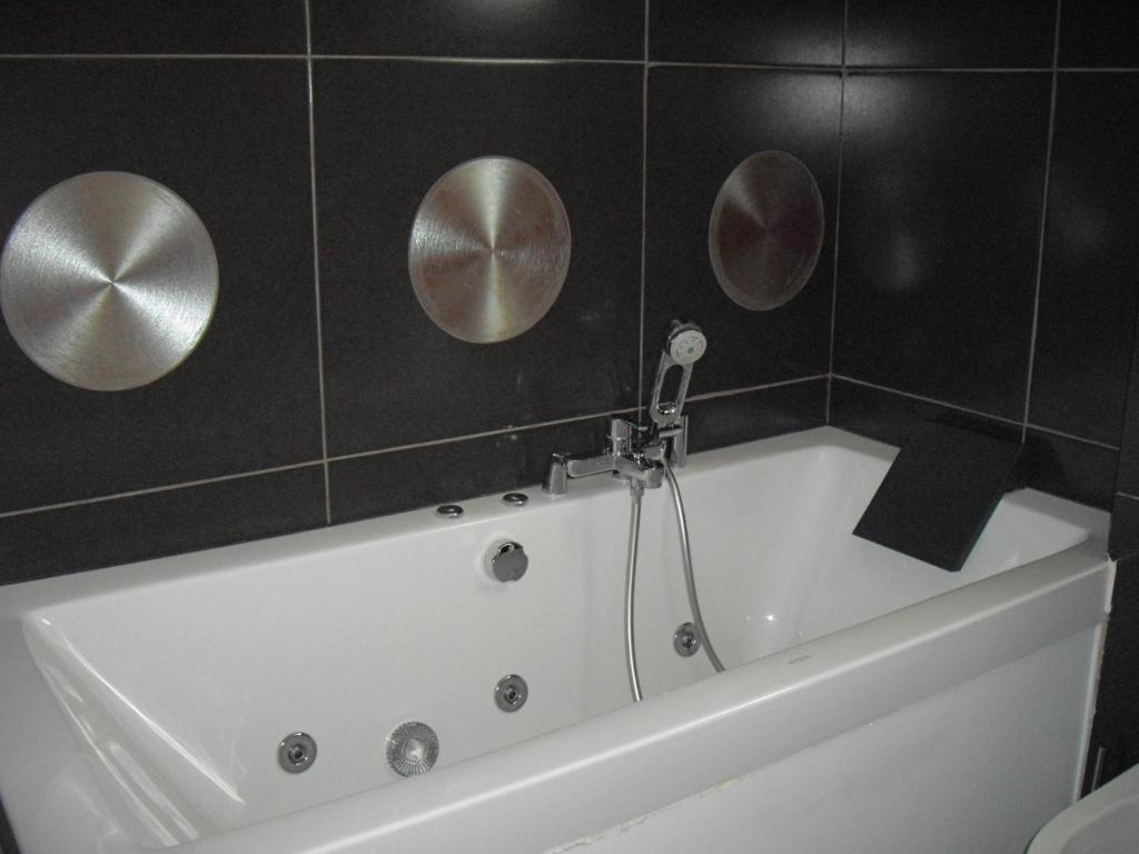 Koupelna v ubytování Crystal Hotel