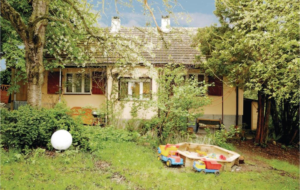 ein altes Haus mit einer Spielzeugbadewanne im Hof in der Unterkunft Stunning Home In Arzberg With 1 Bedrooms in Arzberg