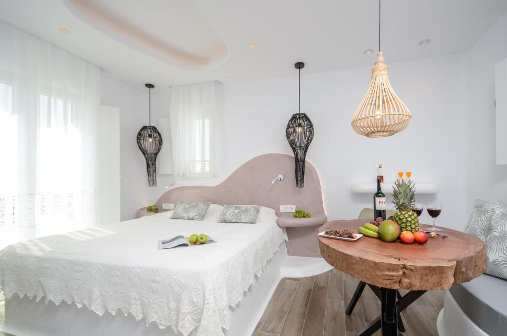 Łóżko lub łóżka w pokoju w obiekcie Naxos Island Escape Suites