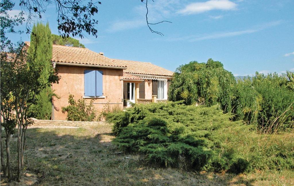 uma casa no meio de um campo em Nice Home In Mirabel Aux Baronnies With 3 Bedrooms And Wifi em Mirabel-aux-Baronnies