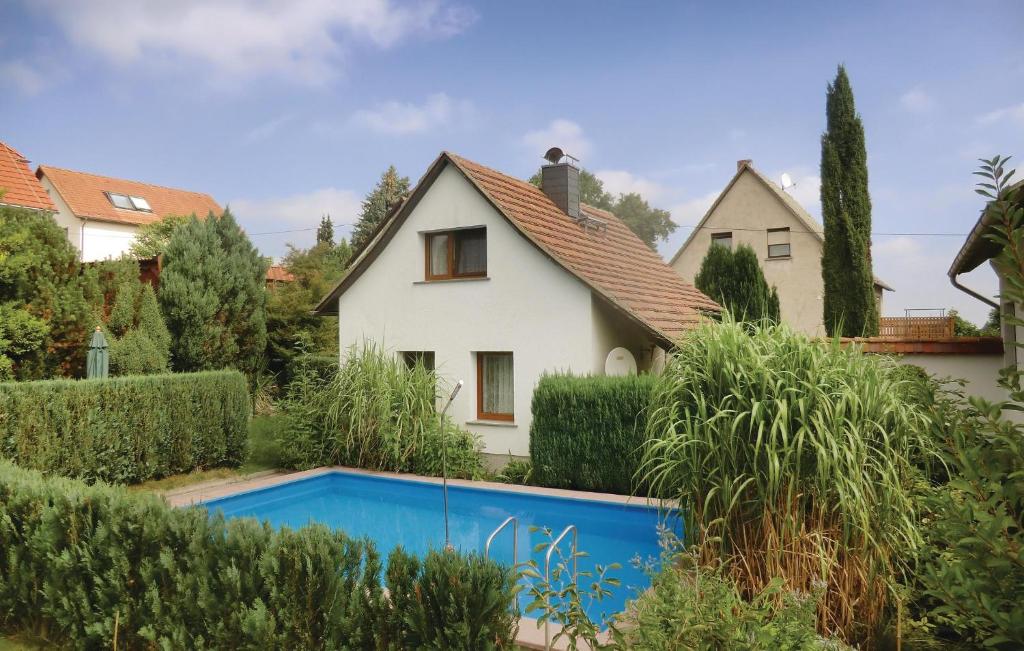 une maison avec une piscine dans la cour dans l'établissement Beautiful Home In Spitzkunnersdorf With Kitchen, à Spitzkunnersdorf