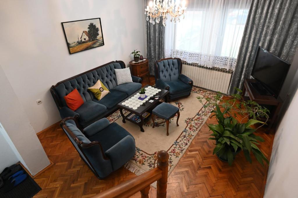 an overhead view of a living room with a couch and chairs at Kikinda peace oaza in Kikinda