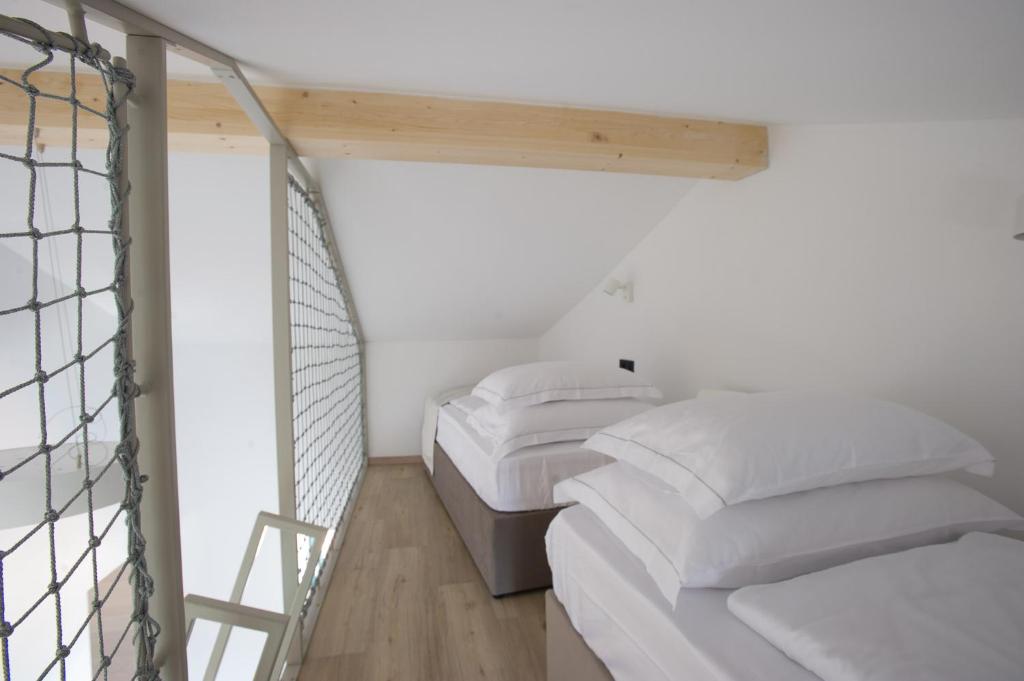 Postel nebo postele na pokoji v ubytování Lagom Home Vipavski Križ