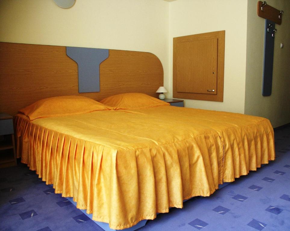 Postel nebo postele na pokoji v ubytování Hotel Tusnad