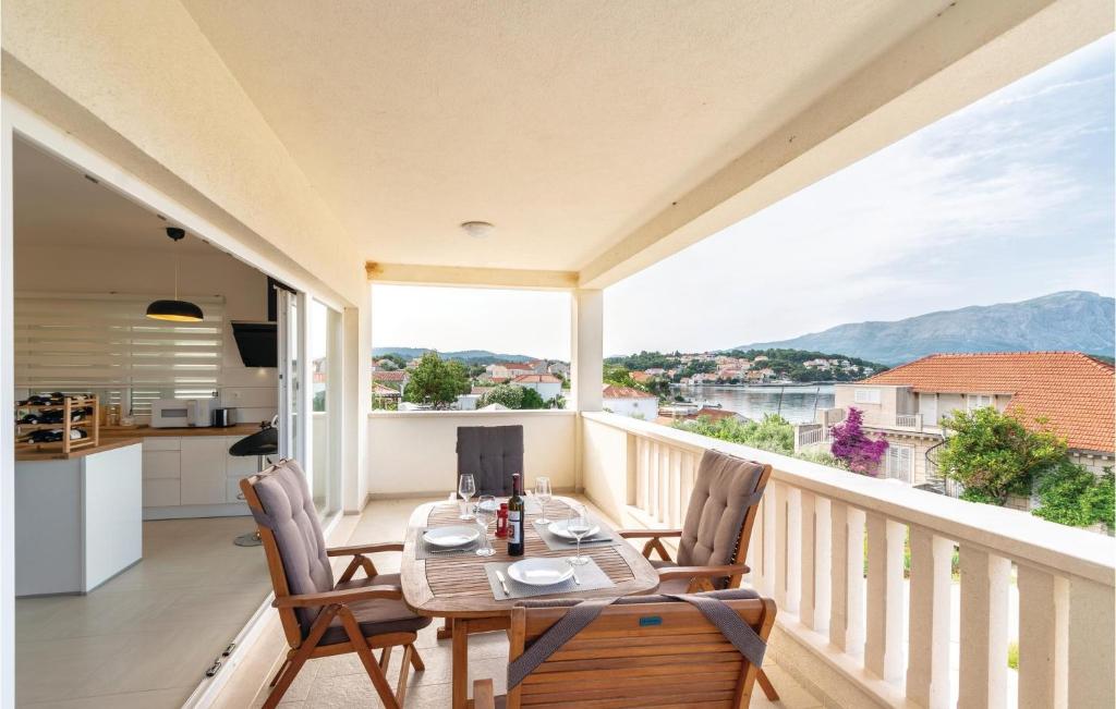 un balcone con tavolo e sedie e una cucina di Stunning Apartment In Lumbarda With Wifi a Lumbarda (Lombarda)