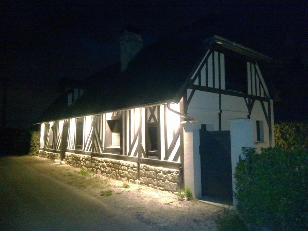 ein nachts beleuchtetes Haus mit Lichtern in der Unterkunft La Parenthèse in Basseneville