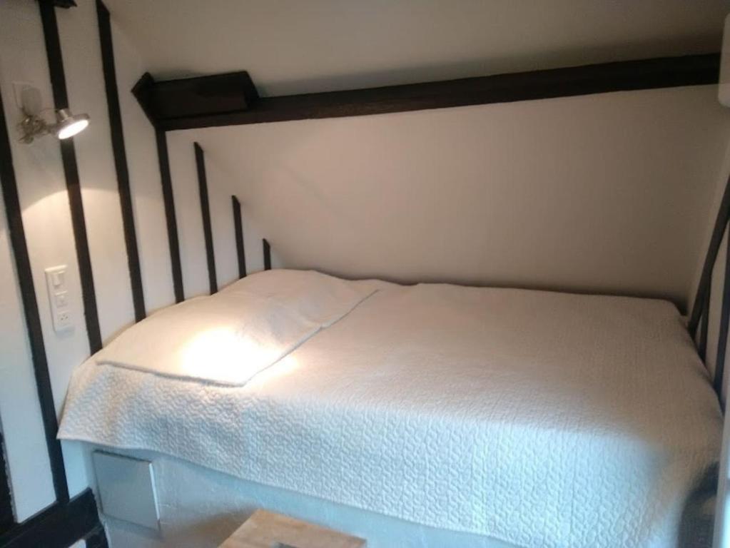 Ein Bett oder Betten in einem Zimmer der Unterkunft La Parenthèse
