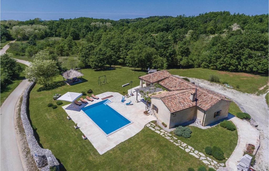 an aerial view of a house with a swimming pool at Stunning Home In Pazin With Wifi, Private Swimming Pool And Outdoor Swimming Pool in Pazin