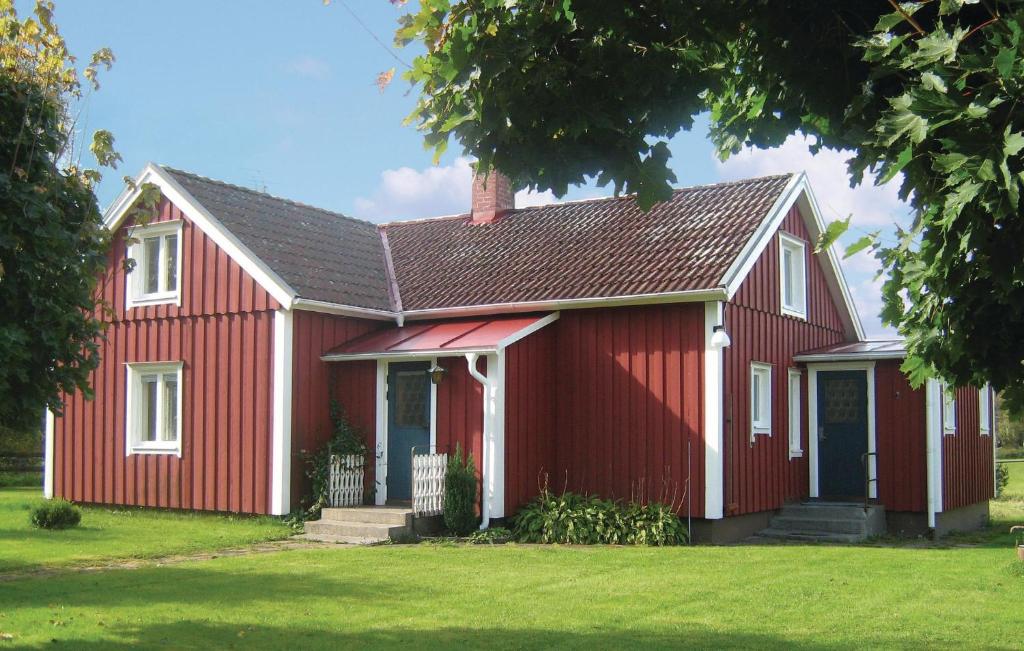 2 Bedroom Amazing Home In Skeppshult في Skeppshult: منزل احمر بسقف احمر