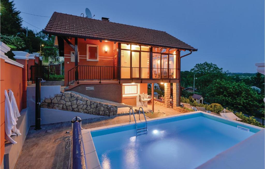 ein Haus mit einem Pool vor einem Haus in der Unterkunft 2 Bedroom Awesome Home In Toplicica in Donje Makojišće