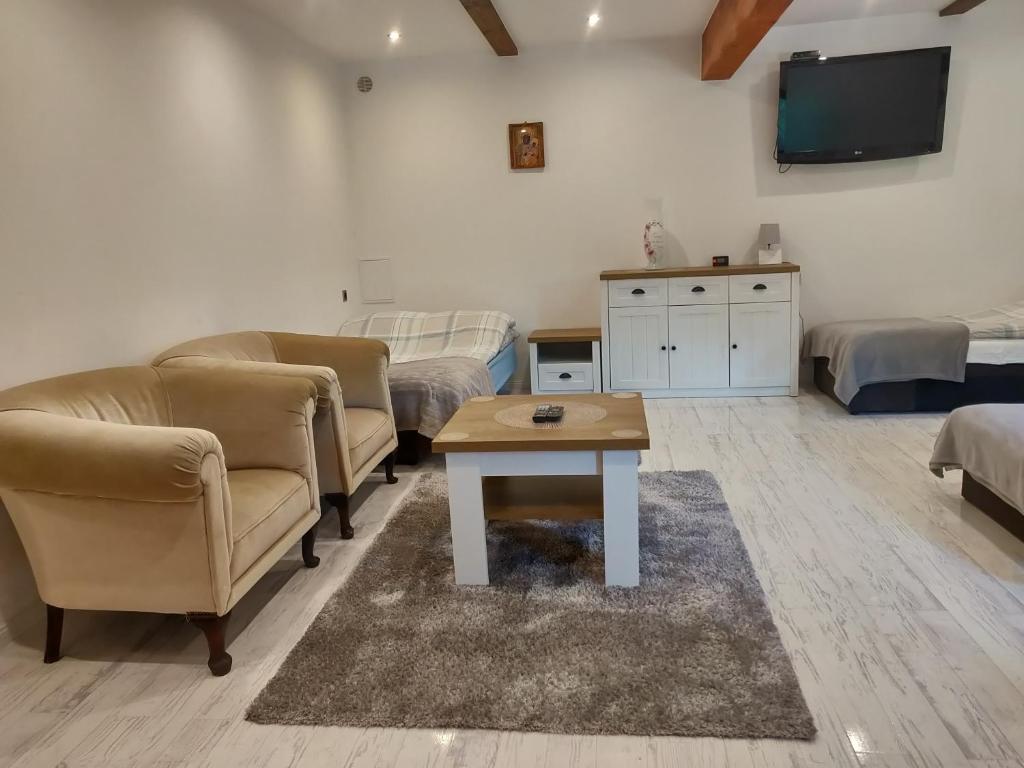 NOCLEGI-SPŁYWY BUGIEM - Family Room With Bathroom