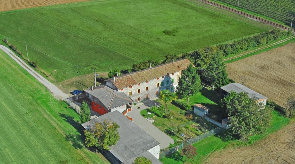 een luchtfoto van een groot huis in een veld bij B&B Al Vecchio Confine in Cervignano del Friuli