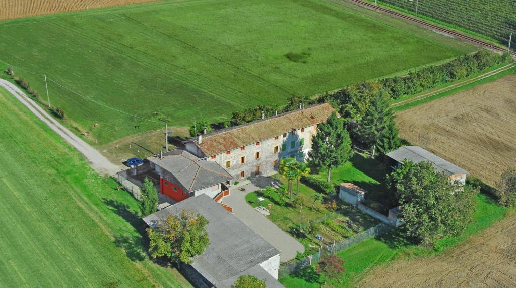 uma vista aérea de uma grande casa num campo em B&B Al Vecchio Confine em Cervignano del Friuli