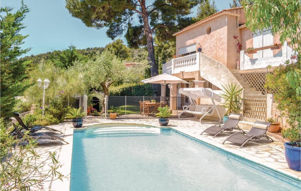 - une piscine avec 2 chaises et une maison dans l'établissement Gorgeous Apartment In La Valette Du Var With Wifi, à La Valette-du-Var