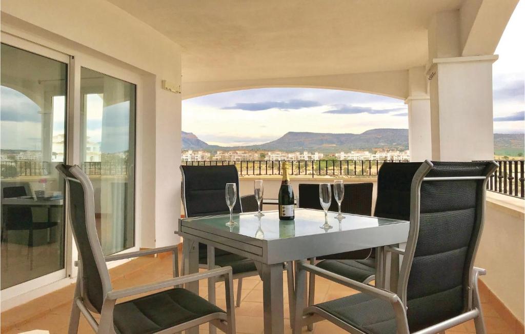 スシナにあるBeautiful Apartment In Murcia With Wifiのダイニングルーム(テーブル、椅子、窓付)