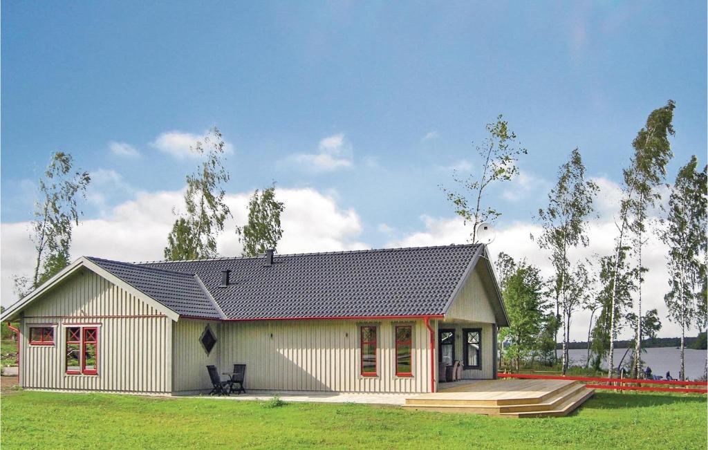 KvänarpにあるAmazing home in Vittaryd with 4 Bedrooms, Sauna and WiFiの芝生の小さな白い家