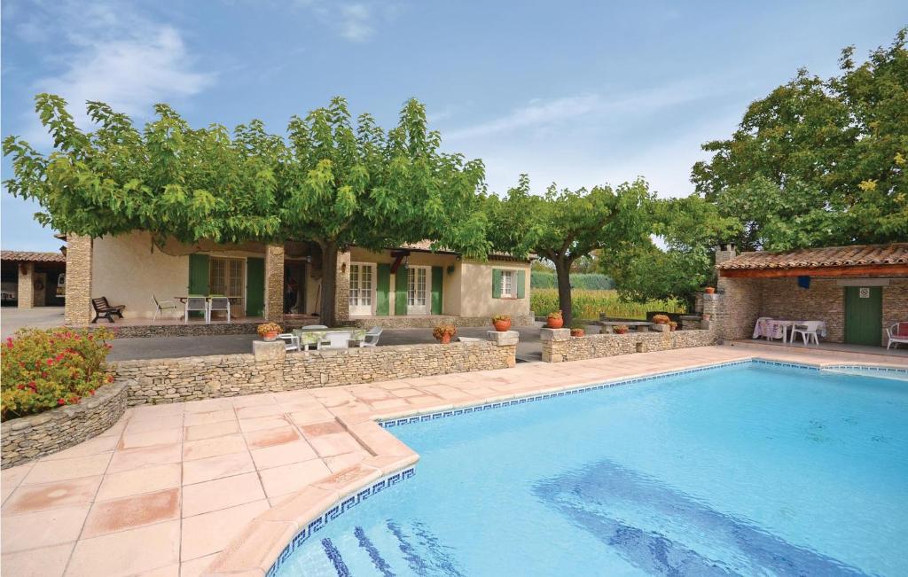 - une piscine en face d'une maison dans l'établissement 3 Bedroom Amazing Home In Lagnes, à Lagnes