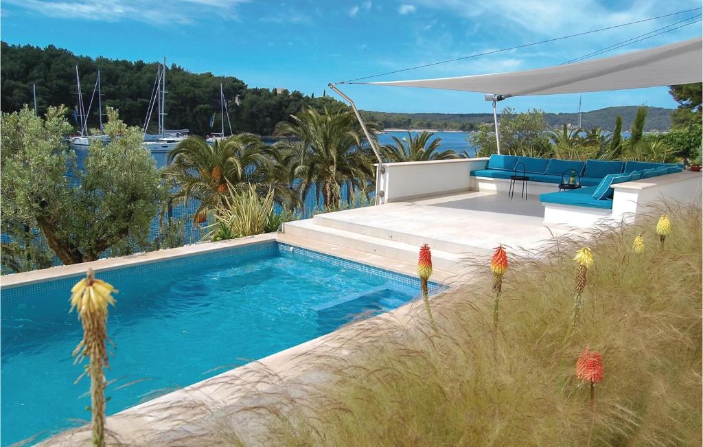 - une piscine dans une cour avec vue sur l'eau dans l'établissement Cozy Home In Milna With House Sea View, à Milna