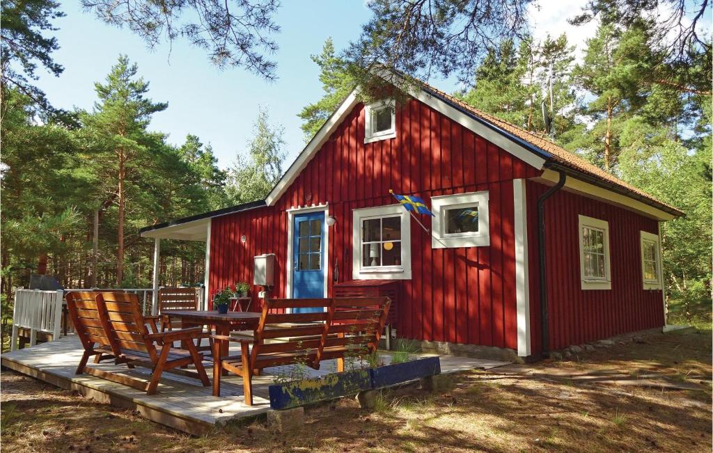 une cabine rouge avec une table et des chaises devant elle dans l'établissement Stunning Home In Yngsj With Wifi, à Yngsjö