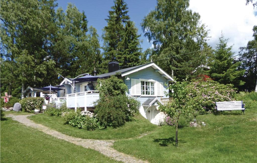 ein weißes Haus mit einer Bank davor in der Unterkunft Amazing Home In Blsta With Wifi in Bålsta