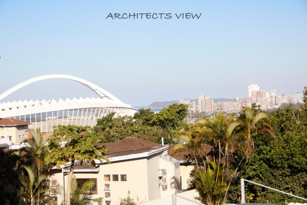einen Blick auf das Sydney-Observatorium vom Dach eines Hauses in der Unterkunft ARCHITECT'S VIEW in Durban