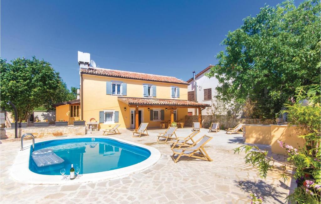 une villa avec une piscine en face d'une maison dans l'établissement Gorgeous Home In Kringa With Outdoor Swimming Pool, à Kringa