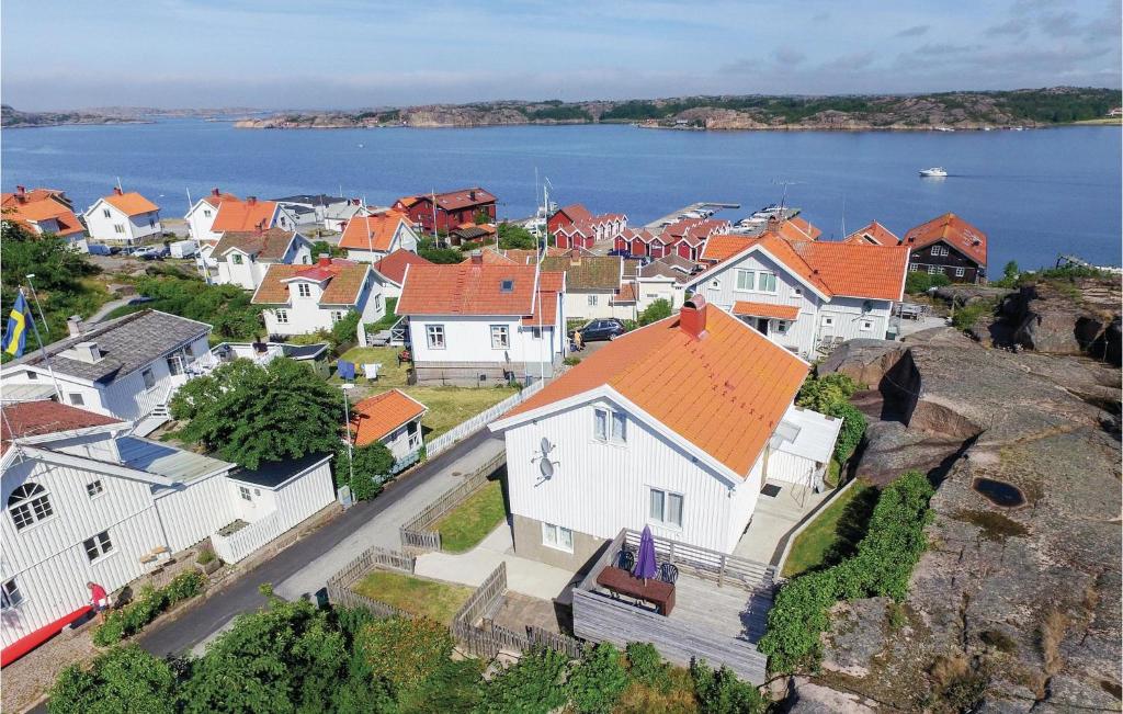 BovallstrandにあるCozy Home In Bovallstrand With House Sea Viewの水の上空