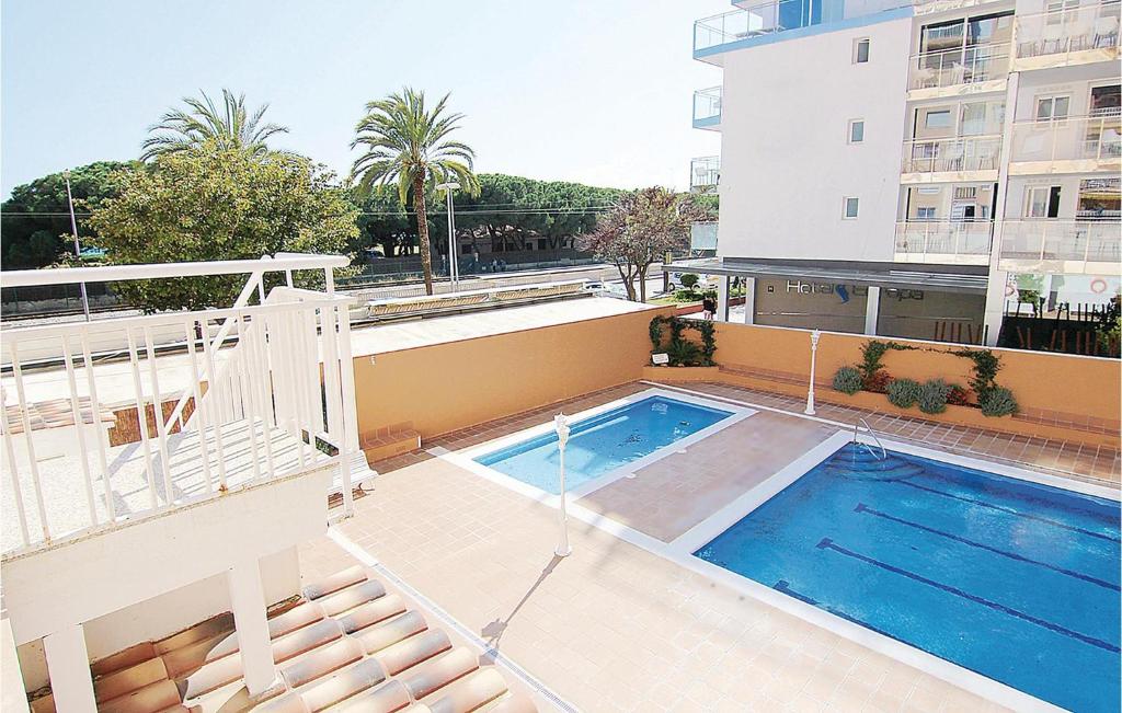 マルグラット・デ・マルにあるAmazing Apartment In Malgrat De Mar With 3 Bedrooms, Wifi And Outdoor Swimming Poolの屋根のスイミングプール