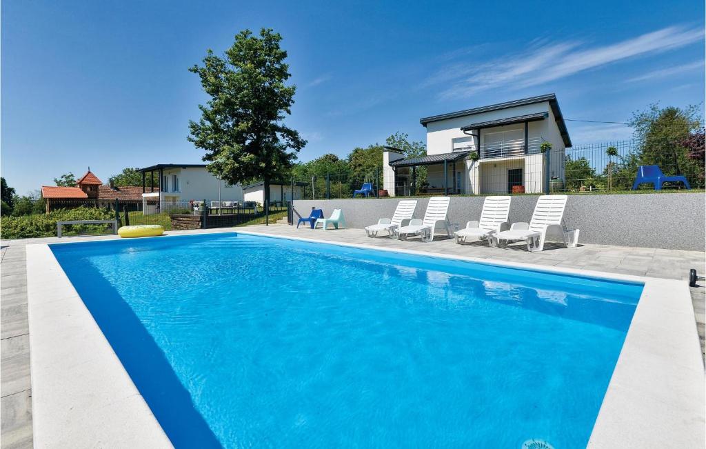 una piscina frente a una casa en 8 Bedroom Lovely Home In Durdevac, en Ðurđevac
