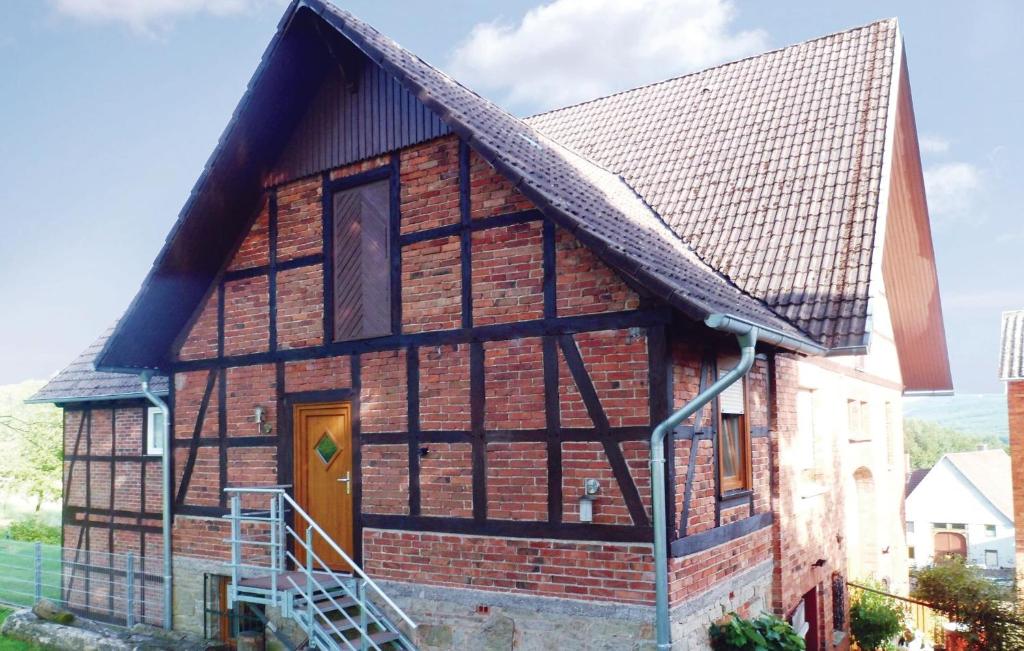 an old brick house with a brown door at Nice Apartment In Lügde With Wifi in Lügde