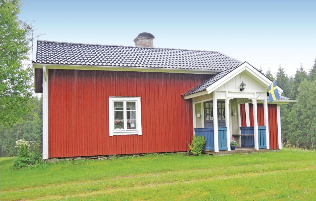 VrigstadにあるAmazing Home In Vrigstad With 1 Bedroomsの白窓赤い家