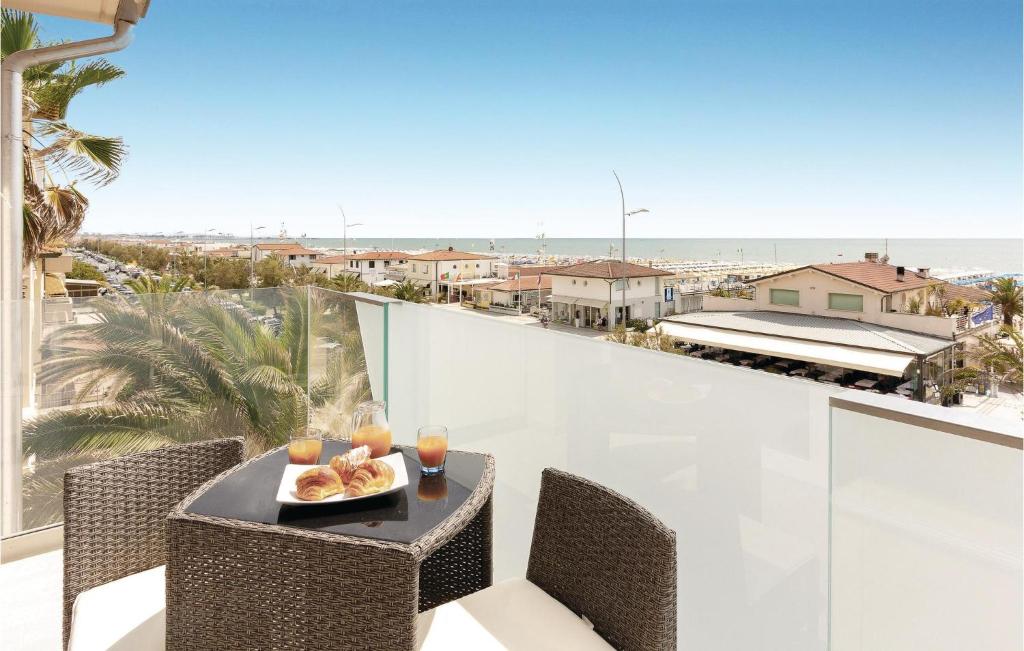 a table on a balcony with a view of the ocean at Sul Mare in Lido di Camaiore