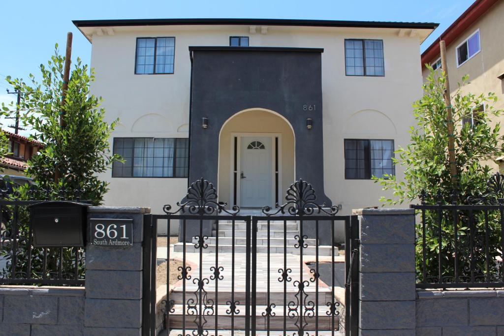una casa con una puerta negra en 8th and Ardmore en Los Ángeles