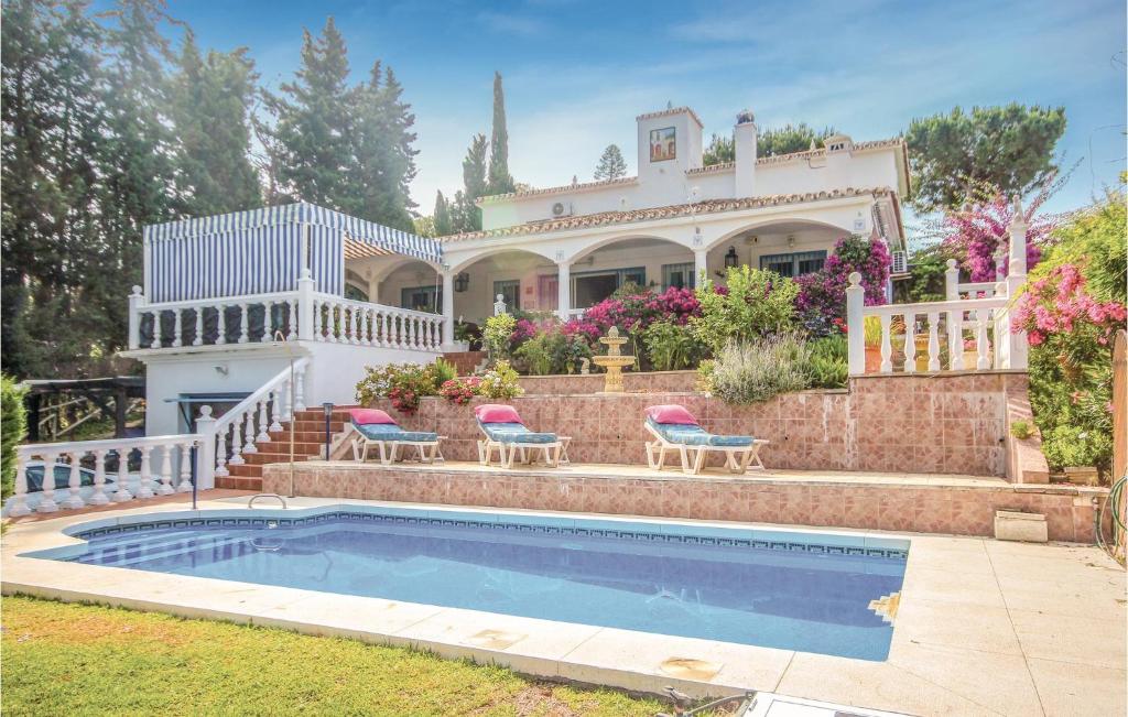 una casa con piscina en el patio en Pet Friendly Apartment In Urb El Chaparral With Heated Swimming Pool en Mijas Costa