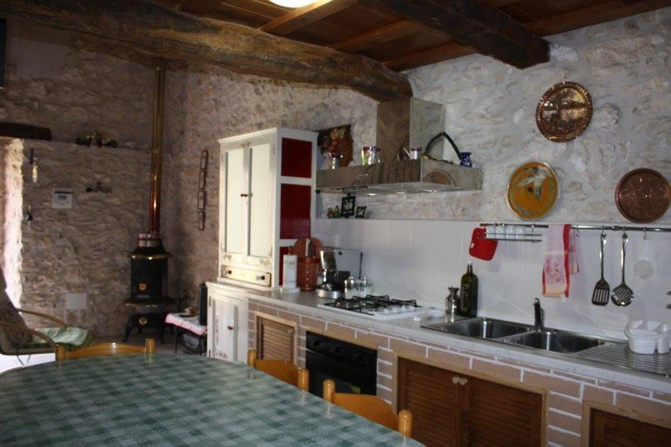 cocina con fregadero y encimera en Casavacanze Macchiametola en Lettomanoppello