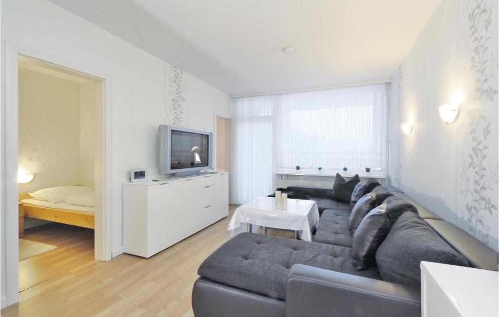 ein Wohnzimmer mit einem Sofa und einem TV in der Unterkunft Nice Apartment In Goslar With 2 Bedrooms in Hahnenklee-Bockswiese