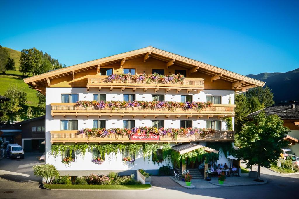 Nespecifikovaný výhled na hory nebo výhled na hory při pohledu z hotelu