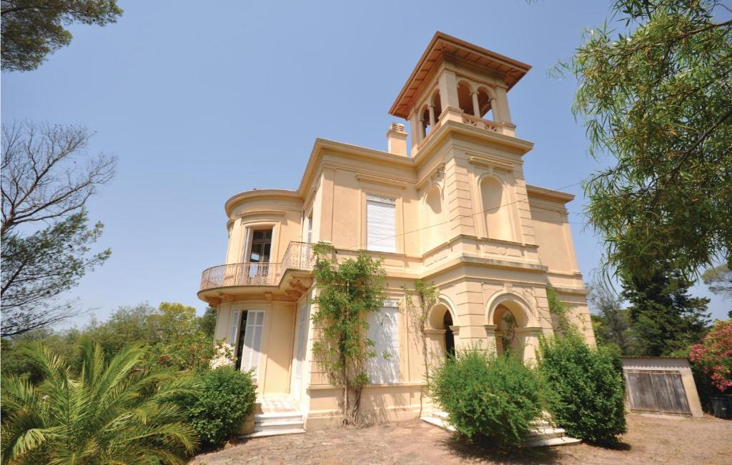 an old building with a tower on top of it at Awesome Home In Saint Raphael With 5 Bedrooms, Private Swimming Pool And Outdoor Swimming Pool in Saint-Raphaël