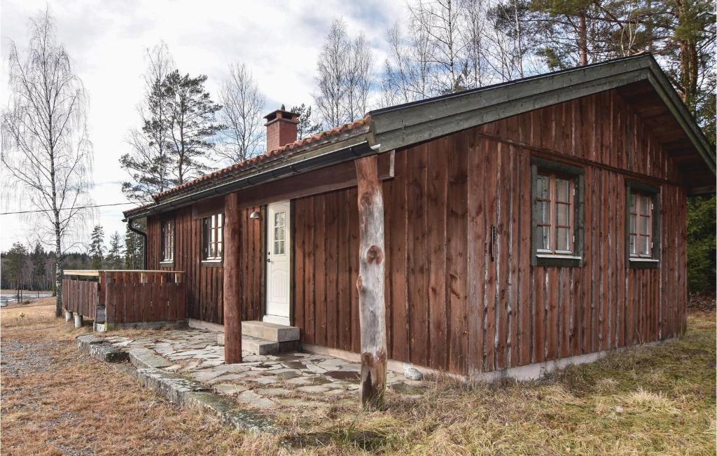 een klein houten huis in een veld bij 3 Bedroom Beautiful Home In rjng in Årjäng