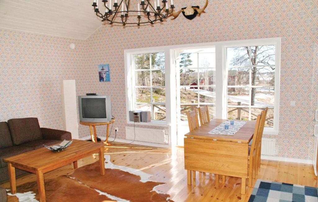 TV a/nebo společenská místnost v ubytování 2 Bedroom Lovely Home In Dals Rostock