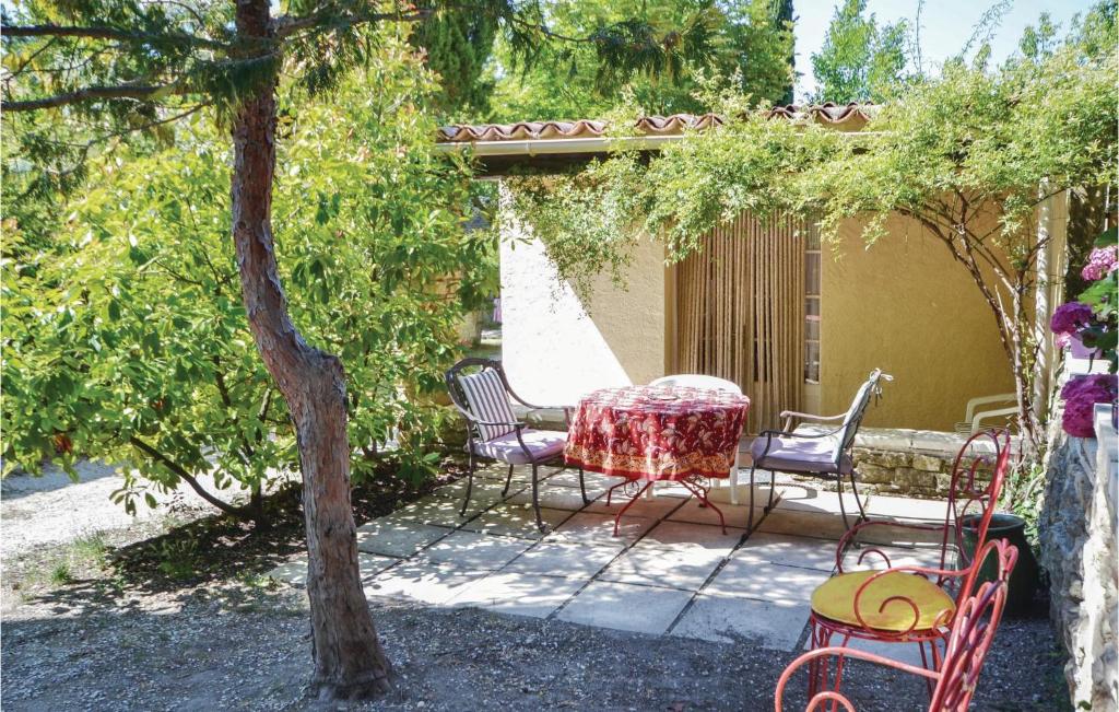 eine Terrasse mit einem Tisch und Stühlen unter einem Sonnenschirm in der Unterkunft Lovely Home In Crillon Le Brave With Outdoor Swimming Pool in Crillon-le-Brave