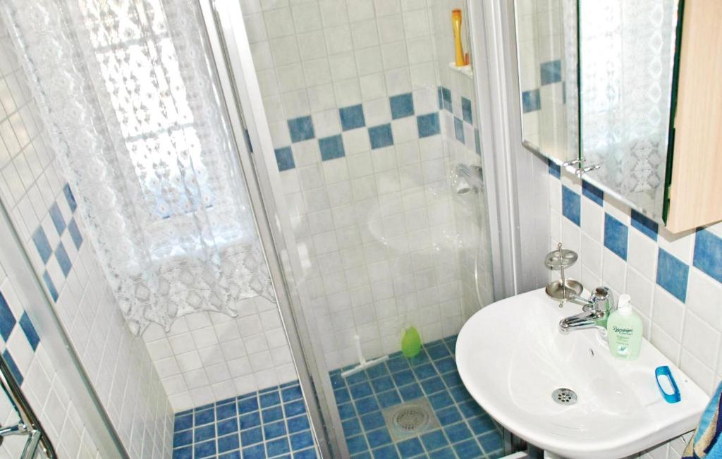 Koupelna v ubytování 2 Bedroom Lovely Home In Dals Rostock