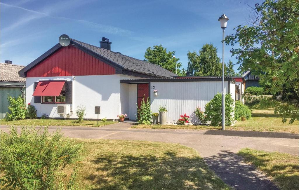 ボリホルムにあるCozy Home In Borgholm With Wifiの赤屋根の白赤建物
