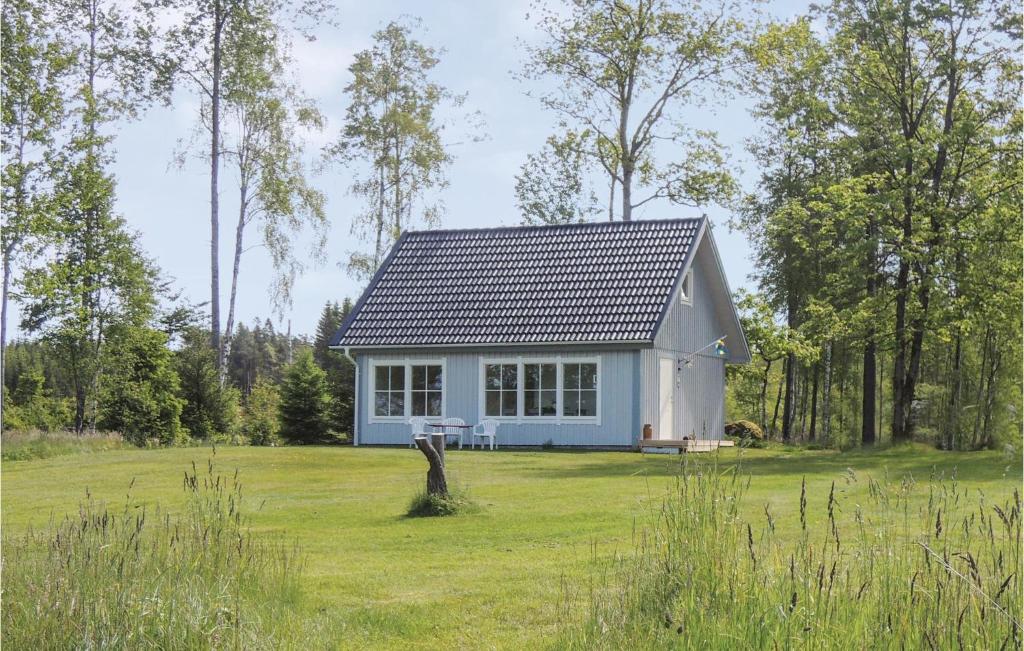 una pequeña casa en medio de un campo en Gorgeous Home In Hyltebruk With Lake View, en Hyltebruk