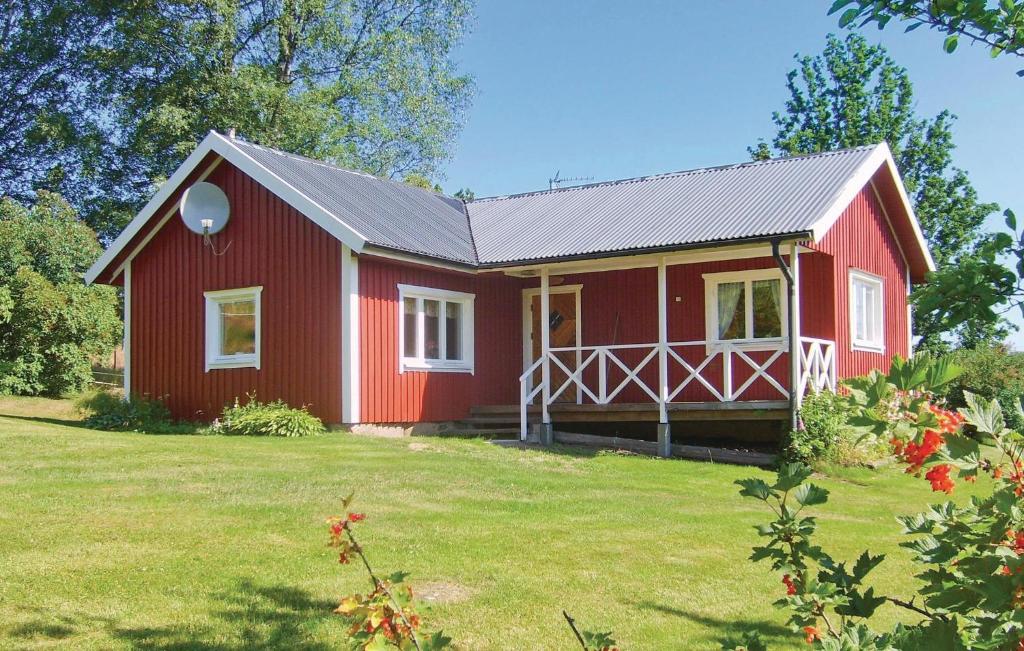 BurserydにあるAmazing Home In Burseryd With 2 Bedrooms And Wifiの緑の庭のある畑の赤い家