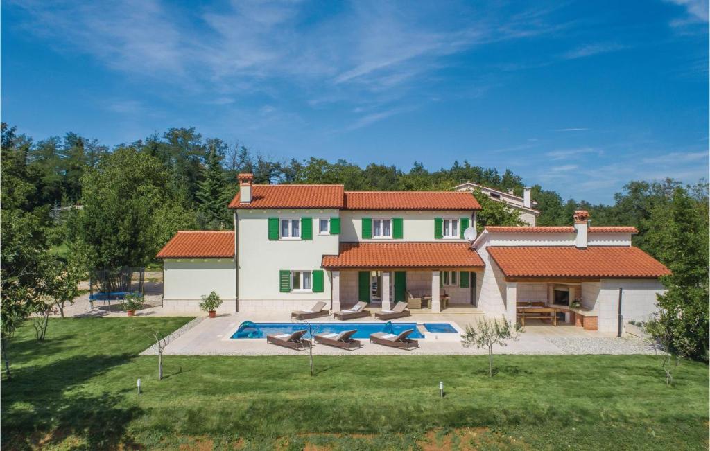 a large house with a swimming pool in a yard at 4 Bedroom Gorgeous Home In Pican in Pićan