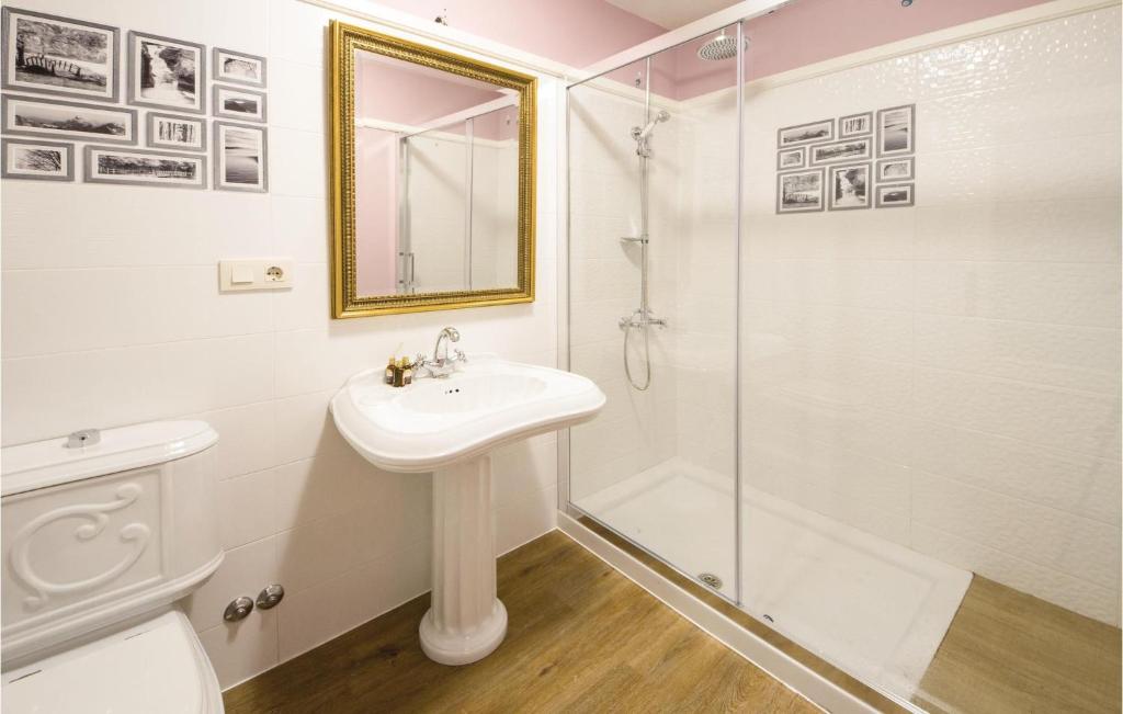 Six-Bedroom Holiday Home in Cernedo, Cerdedo, Spain - Booking.com