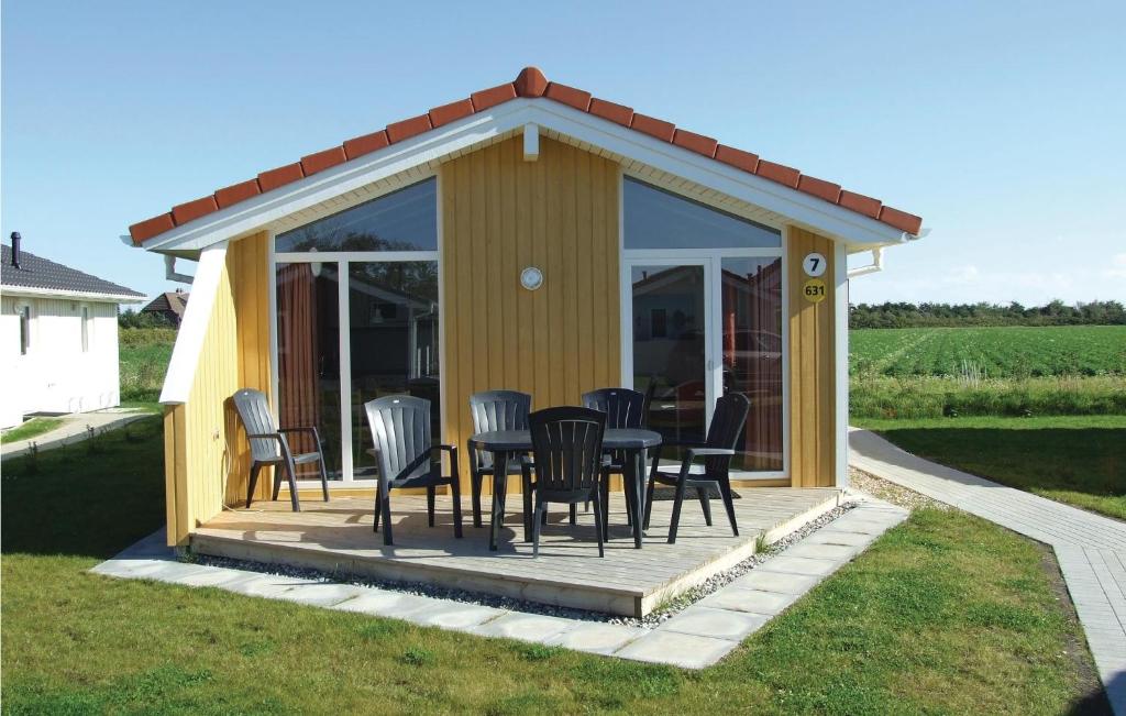 einen Pavillon mit Stühlen und einem Tisch im Hof in der Unterkunft Friedrichskoog-deichblick 7 in Friedrichskoog